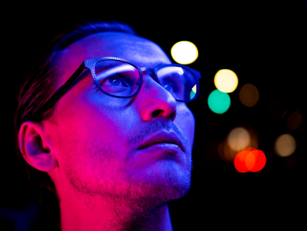 Homme portant des lunettes qui regarde vers le haut